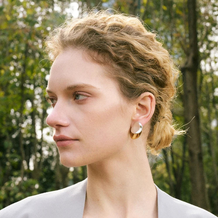 Brinco Dualismo Essencial em Ouro 18K