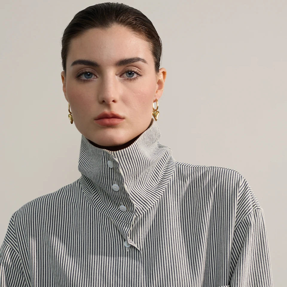 Brinco love em ouro 18K