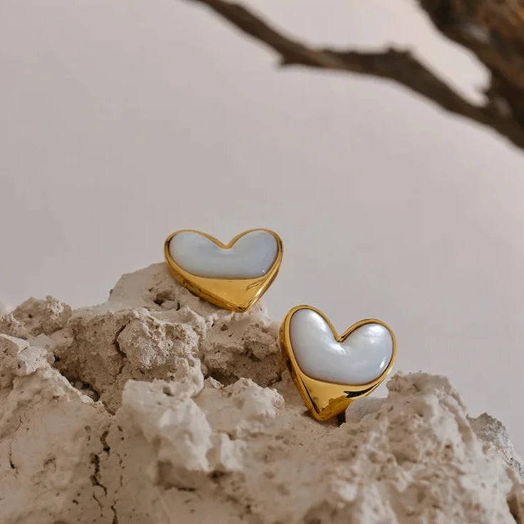 Brinco coração de pérola